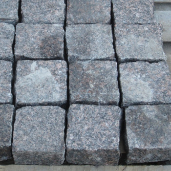 Колотая брусчатка из Дымовского гранита - 100x100x50