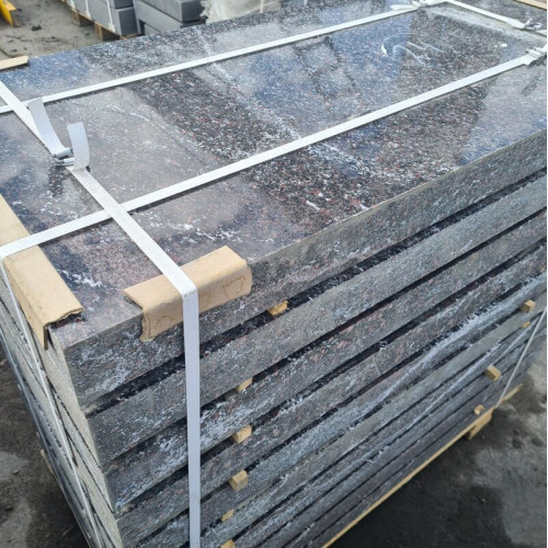 Памятники из гранита Гранатовый Амфиболит